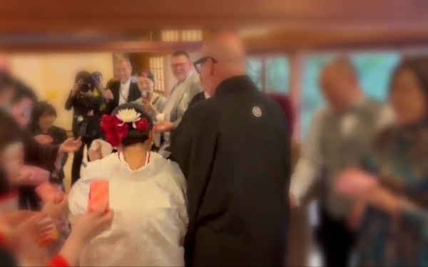 披露宴の最後に折り鶴シャワーで祝福される国際カップルの新郎新婦