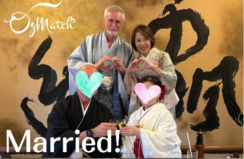 京都の神社で白無垢の花嫁と紋付袴の外国人新郎、そして仲人の操夫婦が並ぶ結婚式の様子