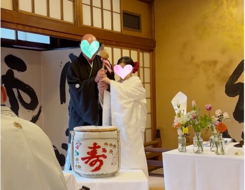 京都の披露宴で鏡開きを行う国際カップルの新郎新婦