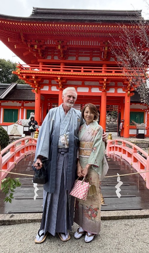 京都の神社で訪問着と紋付袴を着たみさお夫妻