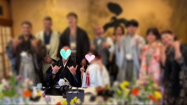 振袖と紋付袴姿の家族が並ぶ国際結婚の記念写真